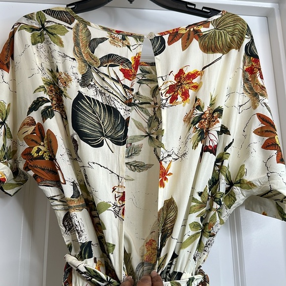 Cupshe tropical shorts romper size medium with open back! - Picture 5 of 5